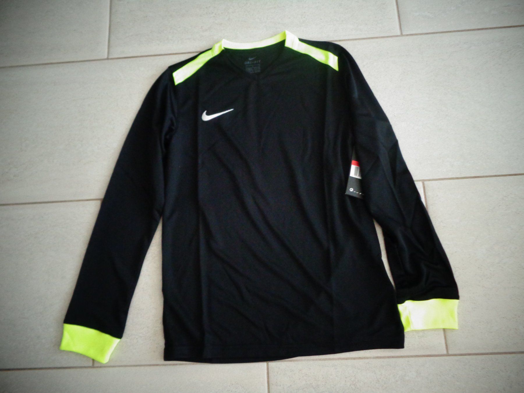 Nike Scarpe, pantaloni & magliette da ginnastica: NIKE SPORT SHIRT GR.152 NEU – Nuovo (secondo la descrizione) da Rotkreuz venduto da Samballi