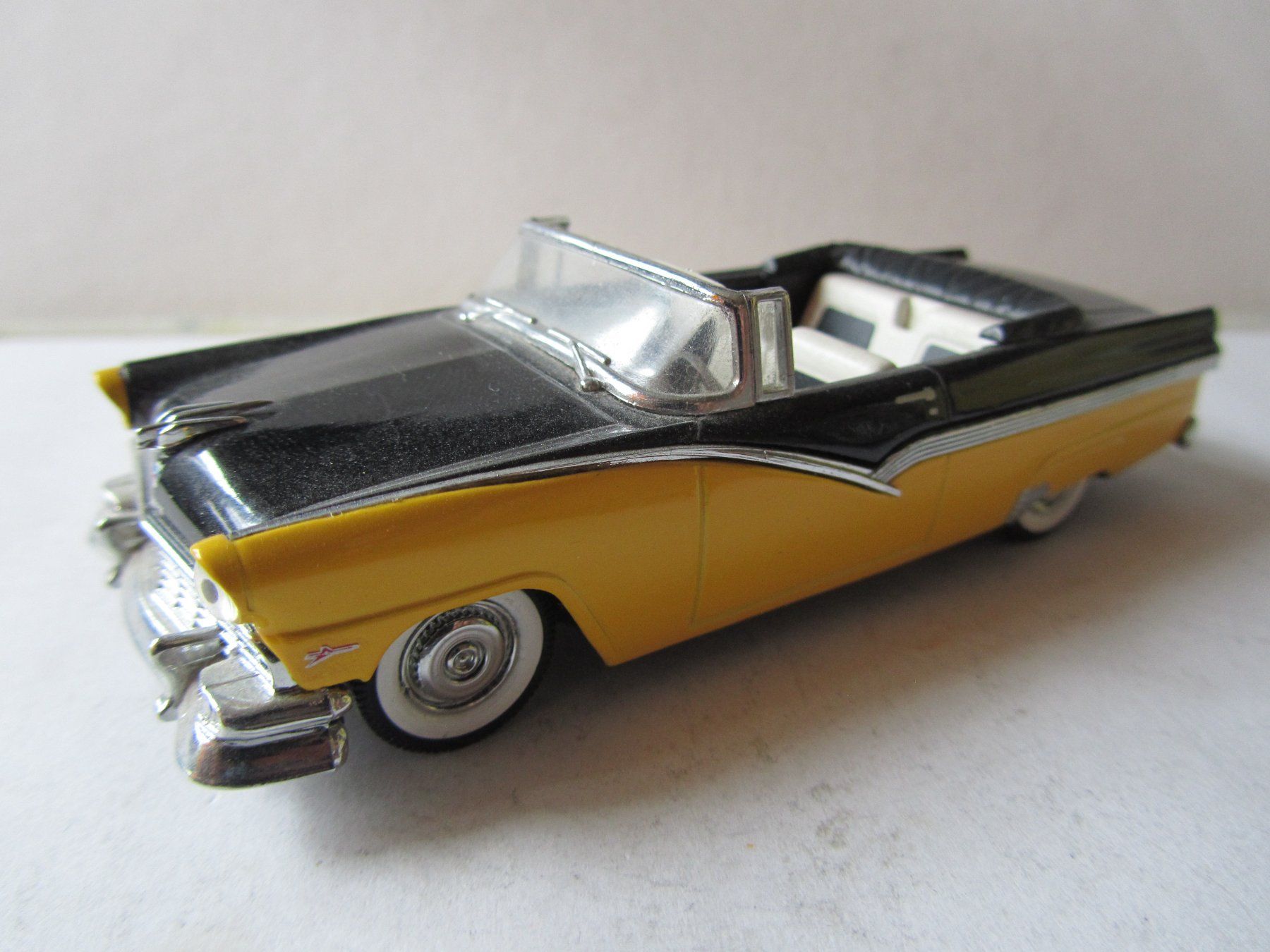 Ford Modellini d'auto: Ford Fairlane von Vitesse resp. Quartzo – Usato da Weiningen ZH venduto da dietsch57