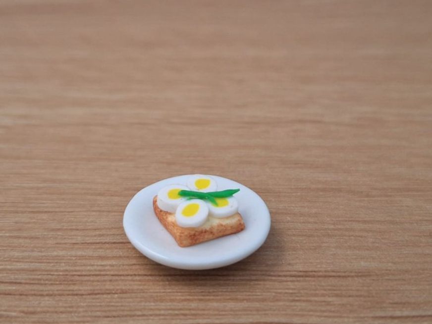 Puppenhäuser & -möbel: Ei Canape auf Keramik Teller, Handmade – Neu (gemäss Beschreibung) aus Zürich von HandmadeTinyFood 3