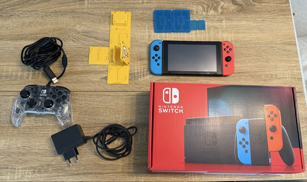 Nintendo Console: Nintendo Switch Console Joy-Con Rouge/Bleu bon état – Usato da Villeneuve VD venduto da Adedelle29