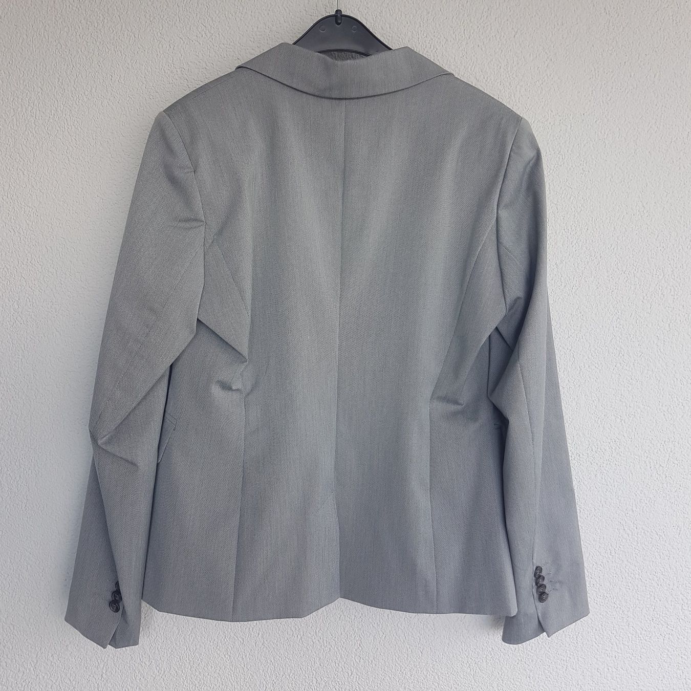 Giacche: Blazer grau nadia nardi Gr.36 – Usato da Uetendorf venduto da oinkioink88 1