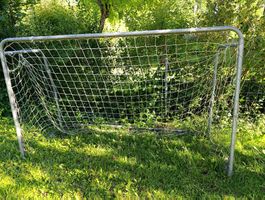 Fussballtor mit Netz, robust, bereit für den Sommer-Kick! ⚽