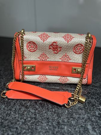 Elegante Guess Tasche - Perfekt für den Sommer! Neuwertig