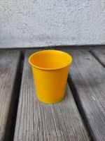 Trinkbecher mit Flaschenöffner(?) gelb guter Zustand