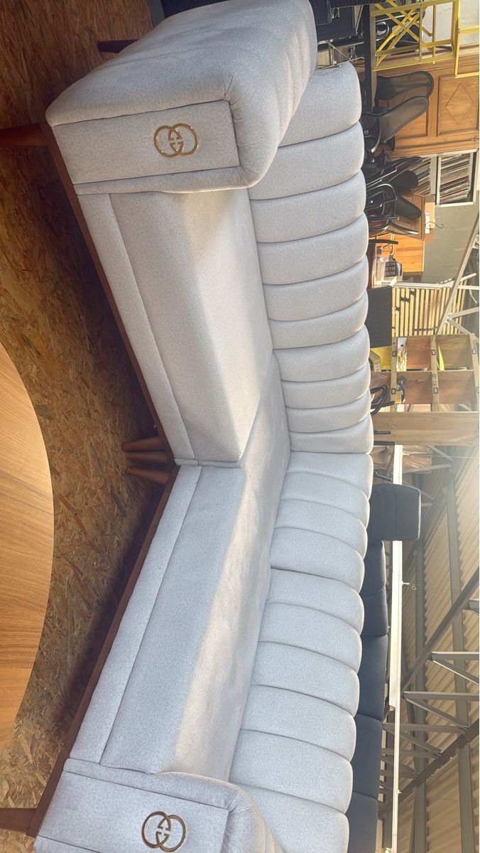 Sofas: Ecksofa hellgrau mit Logoapplikationen Zustand gut – Neuf (Voir description) à Dietikon par zin_ld8v