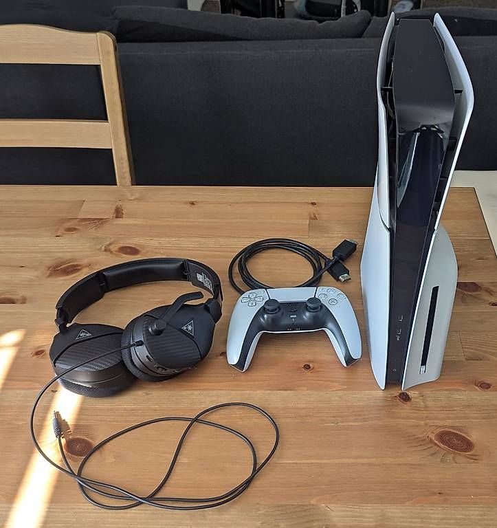 Cuffie: PS5 with 1 Controller and Turtle Beach Gaming Headset – Usato da Zürich venduto da tah_q6gw