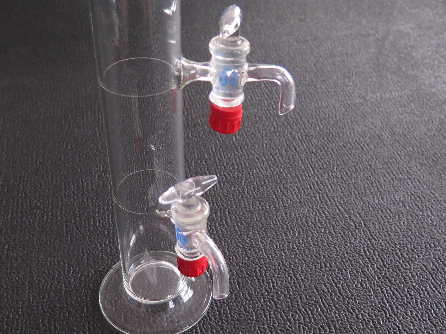 Bicchieri: Glas Messzylinder 300ml, 2 Hähne – Usato da Basel venduto da Deko1 1
