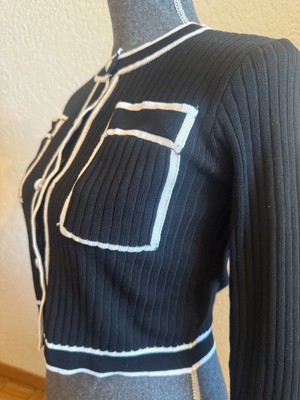 Jacken: Schwarze Strickjacke mit weissen Details Gr S – Gebraucht aus Frenkendorf von Style365 3