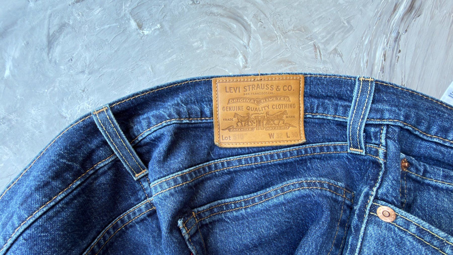 Levi's Jeans: Jean Levi's bleu brut, taille 32/30, bon – Usato da Thônex venduto da Suisse.Shopping 7