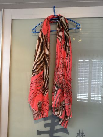 Sommer Schal Koralle mit Tiermuster, neuwertig!