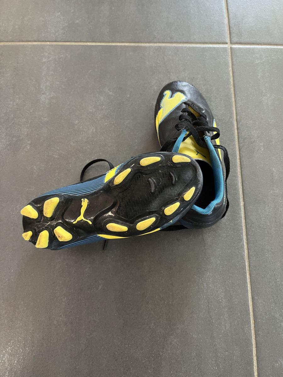 Puma Scarpe per ragazzi: Chaussures de foot Puma - taille 29-30 – Usato da Chénens venduto da RosaLine 1