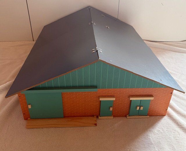 Giocattoli: Kuhstall aus Holz mit Liegeboxen – Usato da Wislikofen venduto da Lioke 2
