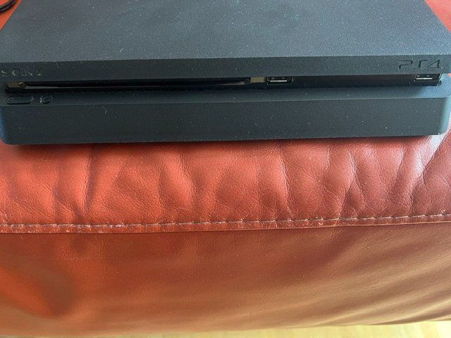 Sony Console: PS4 mit 1 Controller und 6 Spielen – Usato da St.Gallen venduto da yutha5