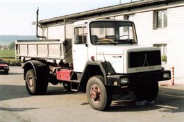 Magirus-Deutz weisser Kipperlastwagen Foto