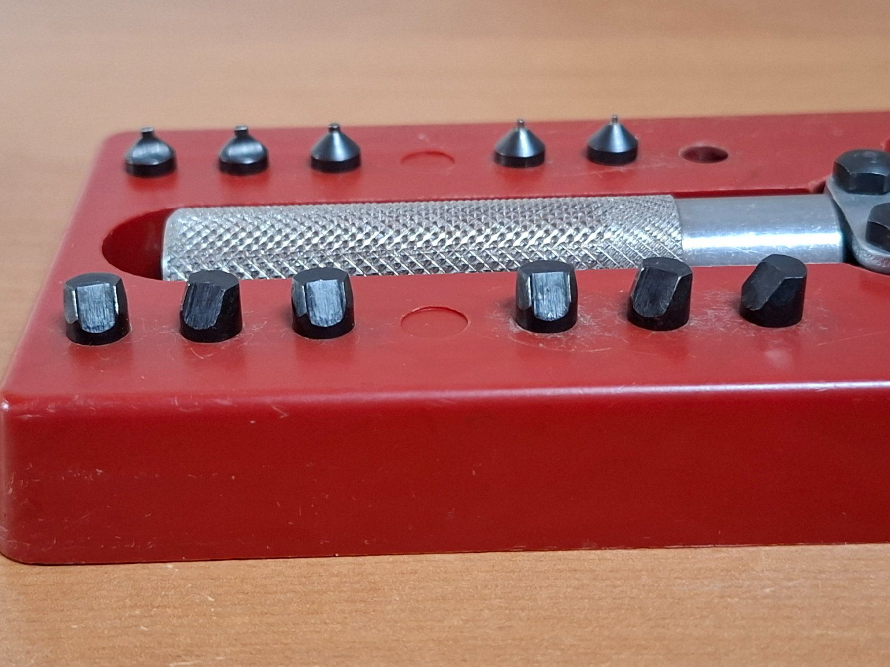 Tutti gli attrezzi: Clé pour ouvrir les montres étanches – Usato da Marsens venduto da jogocade 4