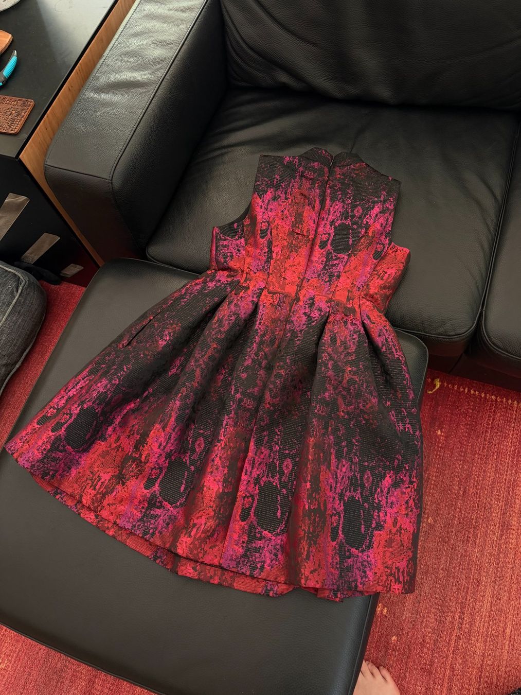Kleider: Vince Camuto Kleid Rot & Schwarz – Gebraucht aus Kreuzlingen von phi_y7kv 1