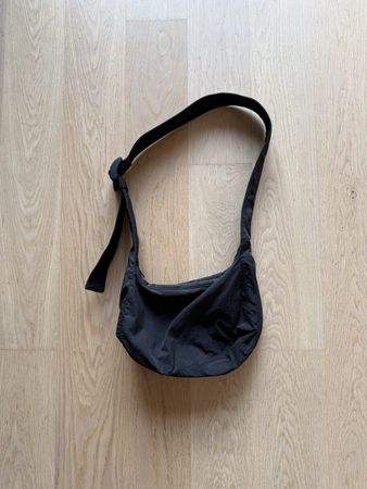 Schwarze COS Umhängetasche