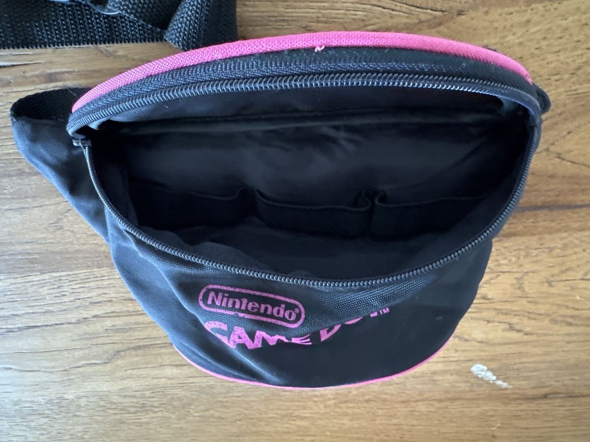 Nintendo Jeux: Nintendo Game Boy Tasche schwarz pink – D'occasion à Lenzburg par eyworld 1