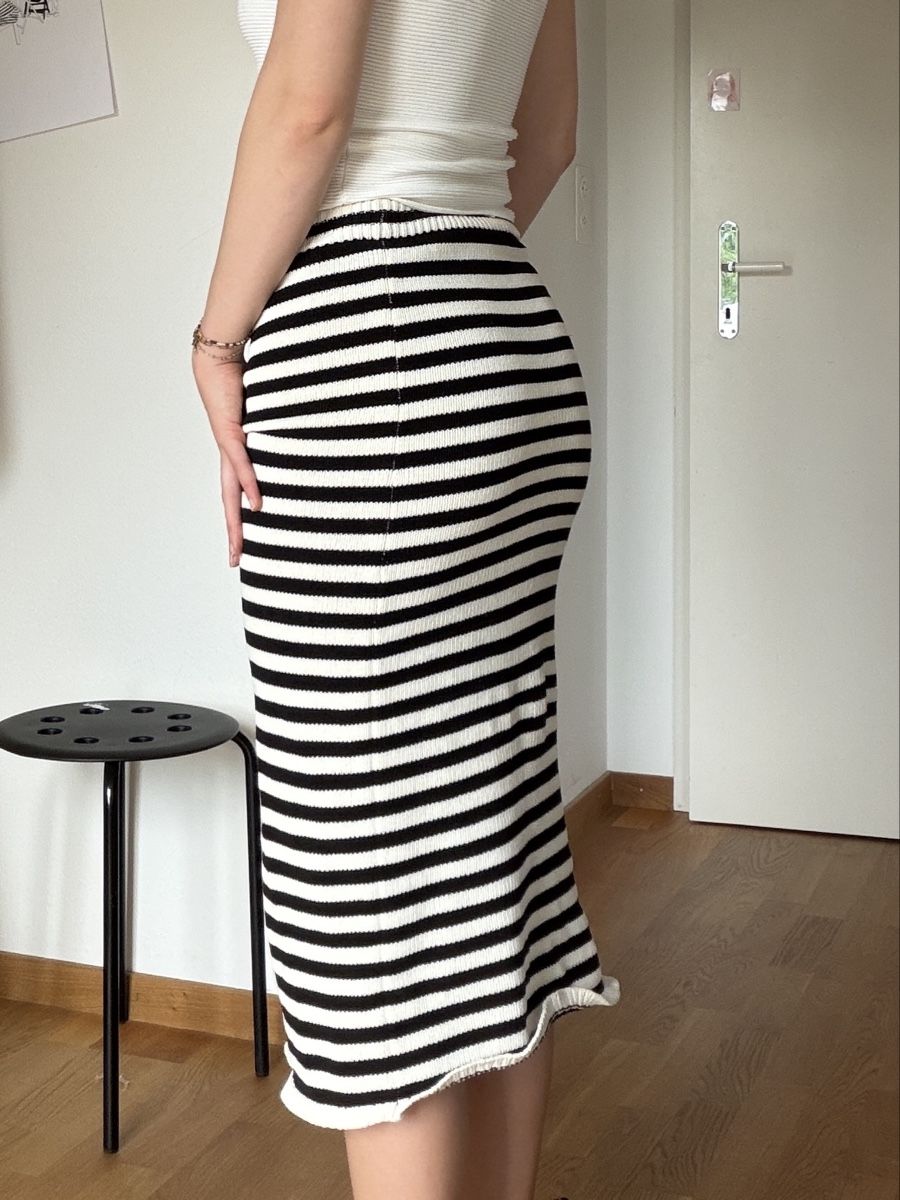Röcke: Gestrickter Rock schwarz weiss gestreift Grösse S – Gebraucht aus Aesch von fiona.sophie