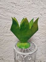 Dekorative Designervase im Blumendesign aus Metall
