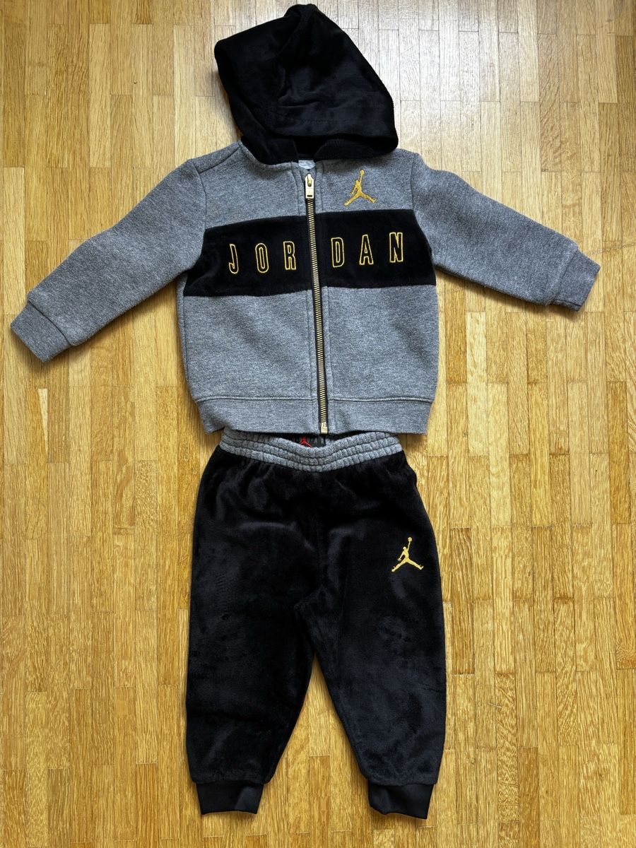 Jordan Ensembles coordonnés: Ensemble Jordan gris/noir taille 12 mois bébé – D'occasion à La Chaux-de-Fonds par Elora237