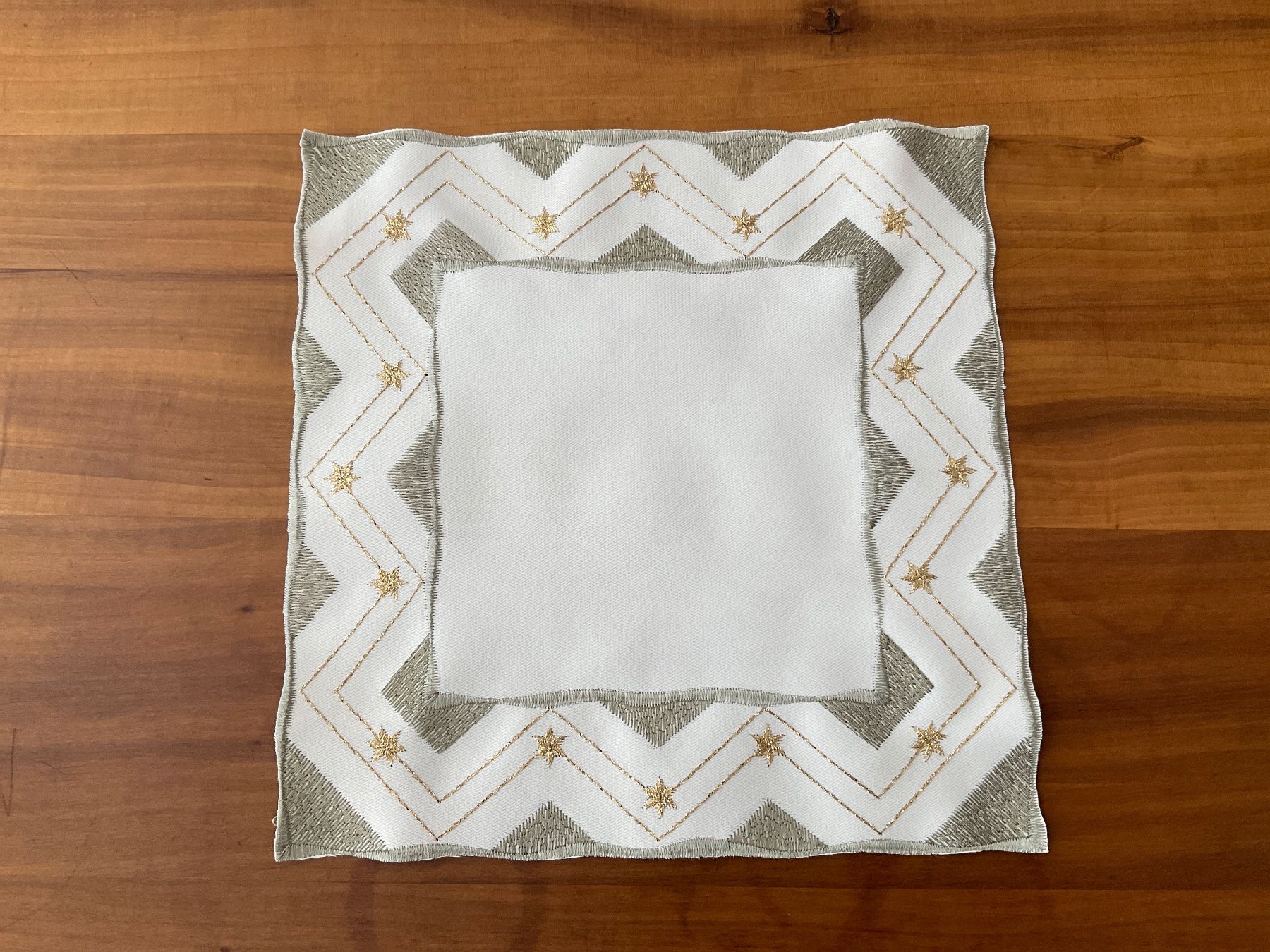 Tutte le decorazioni: Weihnachts - Deckchen, bestickt, 22.5 x 22.5 cm, gratis – Nuovo (secondo la descrizione) da Wetzikon ZH venduto da CZ.