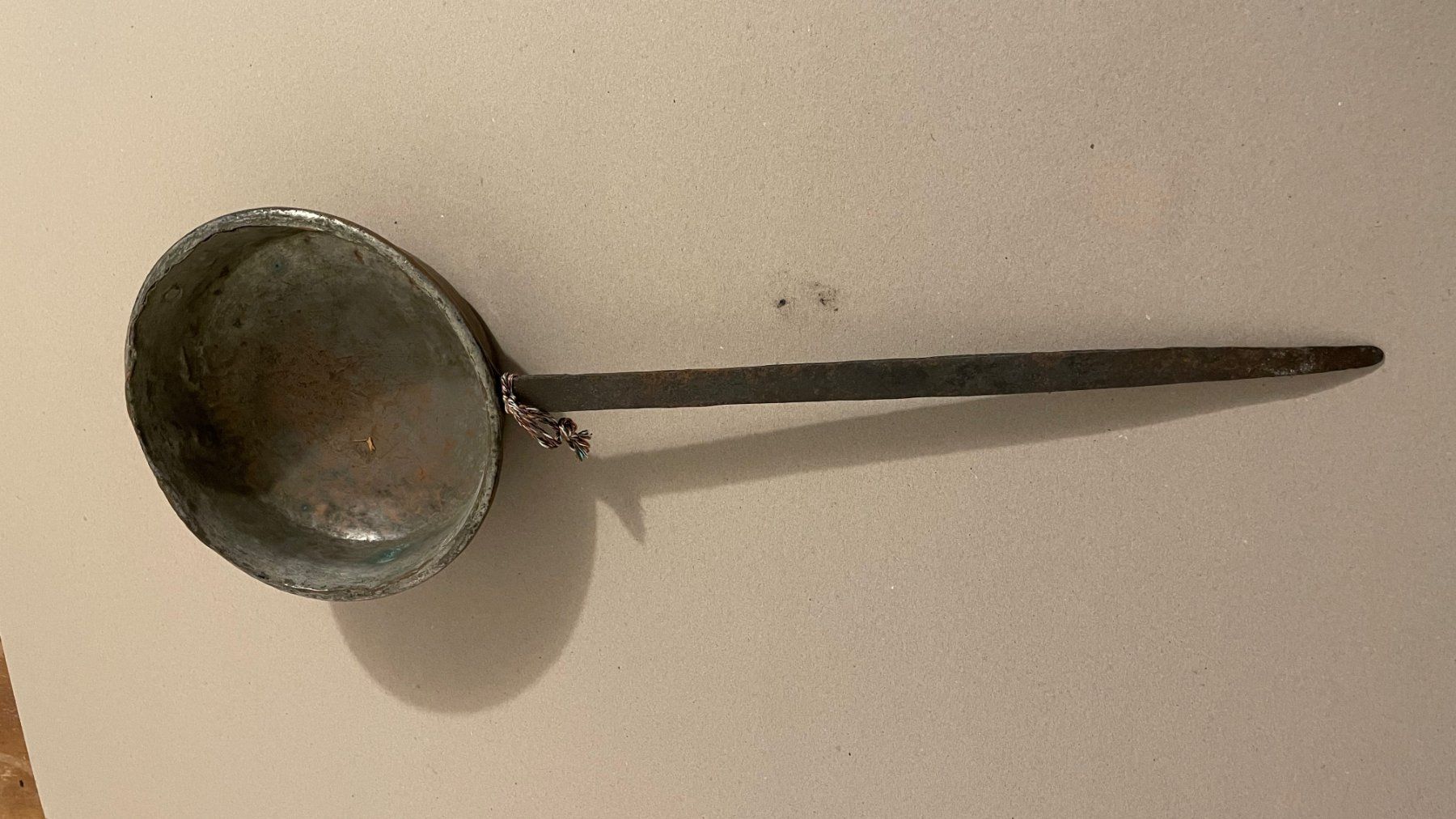 Tutte le decorazioni: Historische Schöpfkelle L 65cm; D 25cm – Usato da Gelterkinden venduto da RemoViscardi 1