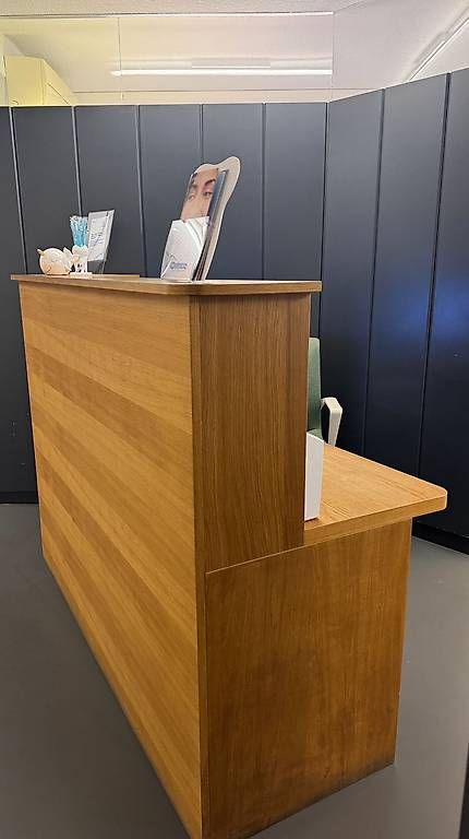 Ladenausstattungen & Messebau: Schöne Theke / Reception aus Eichenholz  – Gebraucht aus Zürich von ced_j2jm 2