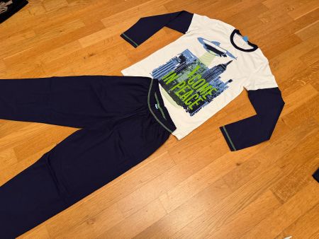 Neuwertiges Knaben Pyjama UFO New York Gr. 146/152