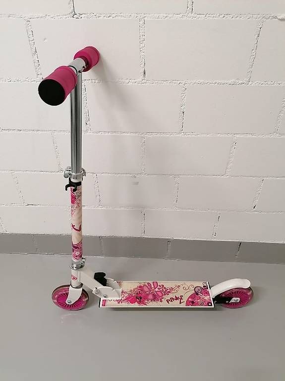 Fahrzeuge für Kinder: Mädchen Trottinet mit LED Rädern – Gebraucht aus Fahrweid von iva_t2wl 1