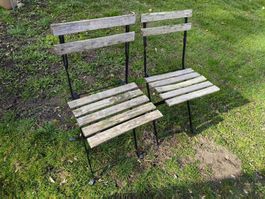 2 Holzstühle für den Gartner