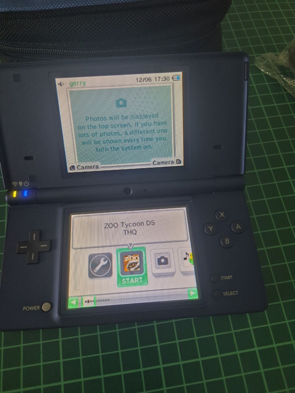 Nintendo Console: Nintendo DSi Console Bundle w/ Case and Charger - Blue – Usato da Meyrin venduto da Retro-GZ 3