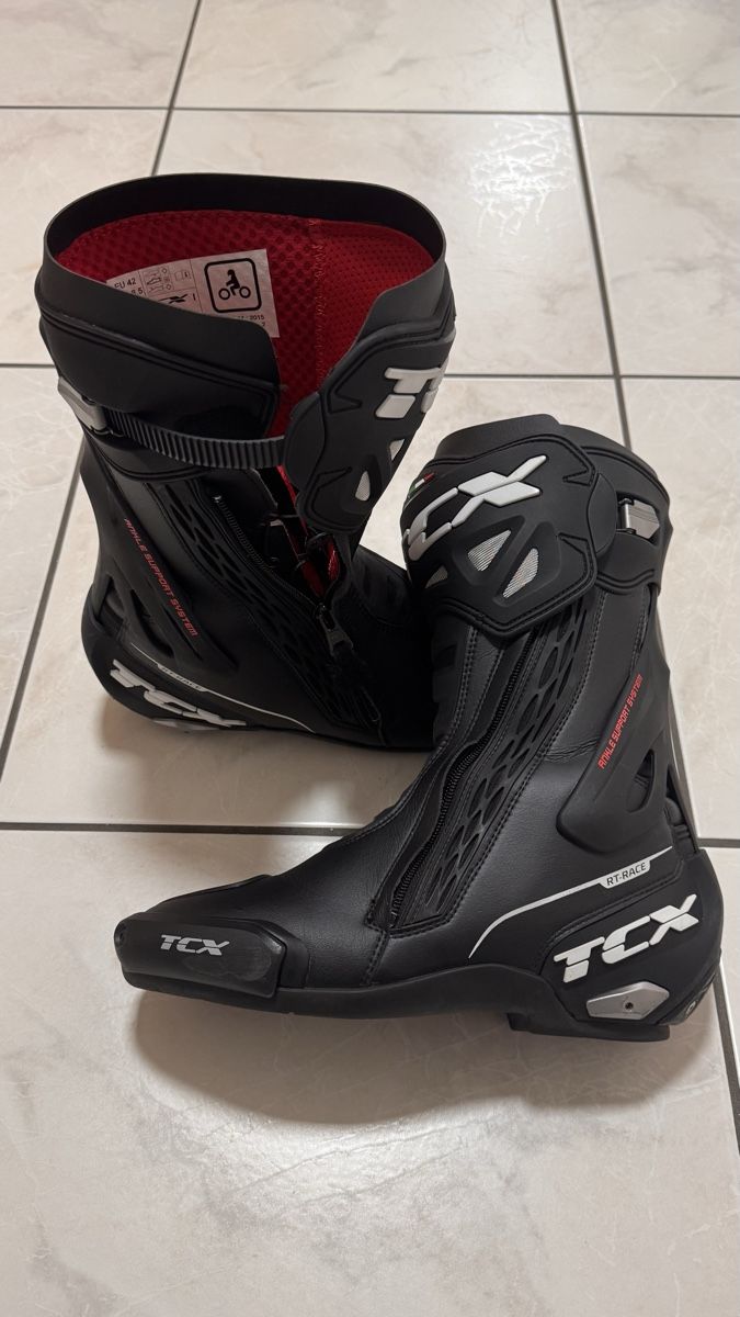 TCX Scarpe da uomo: TCX RT- race Bottes Moto taille 42 – Usato da La Chaux-de-Fonds venduto da ALVKIKO