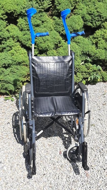 Sehr robuster Rollstuhl max. 120Kg / 44cm Sitzbreite Krücken