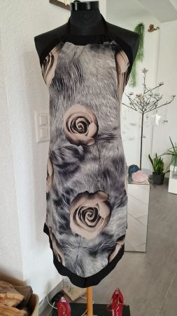 Schönes Neckholder-Kleid mit Rosen