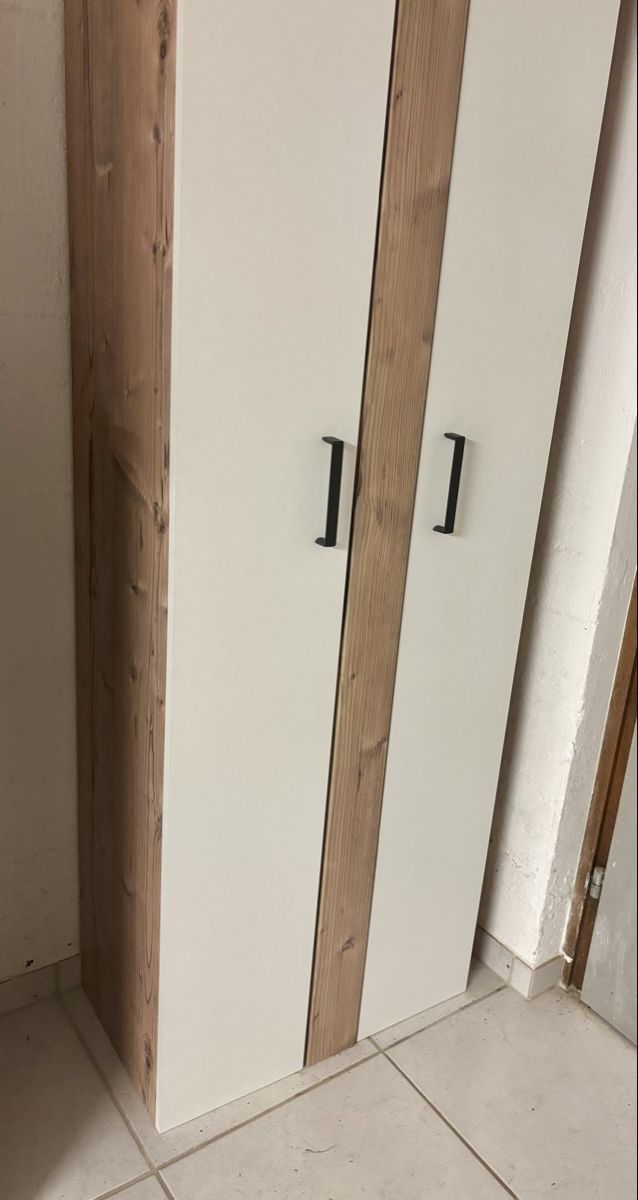 Armadi: Hoher, schmaler Schrank / weiss / Holzoptik – Usato da Flurlingen venduto da dschdsch 2