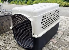 Hundetransportbox aus Kunststoff mit Metalltür