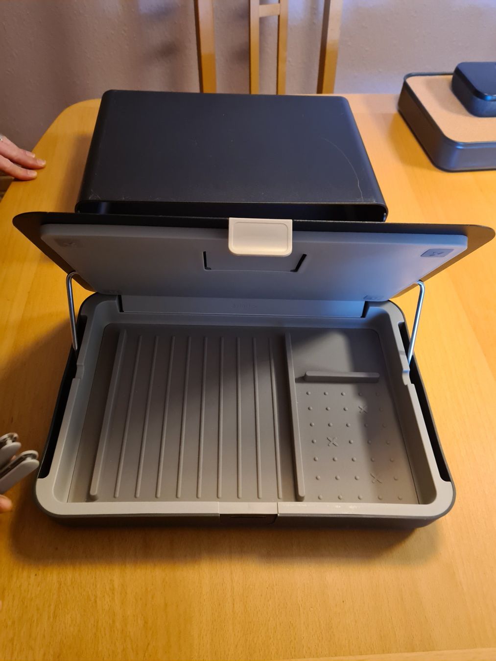 Staffa per monitor: DATAFLEX Addit Bento Rehausseur d'écran et boîte Bento – Usato da Nyon venduto da Dap_j77s 2