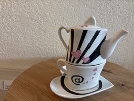 Teekanne mit Tasse