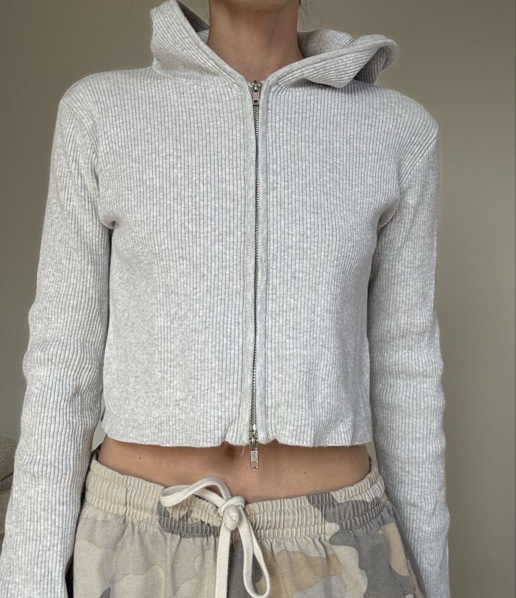Brandy Melville Top: Brandy Melville Hoodie Grau – Usato da Zürich venduto da edit_closet 1
