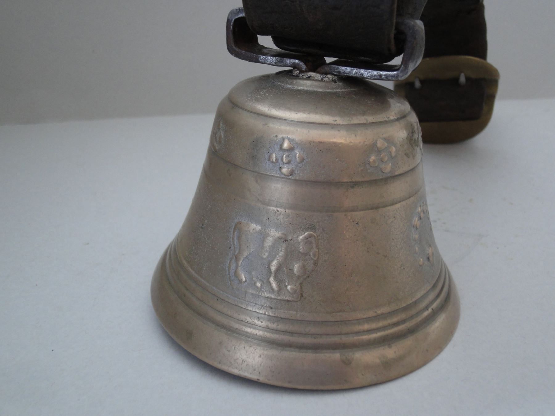 Cloches & sonnailles: Alte Glocke mit Riemen – D'occasion à Chur par omonia 3