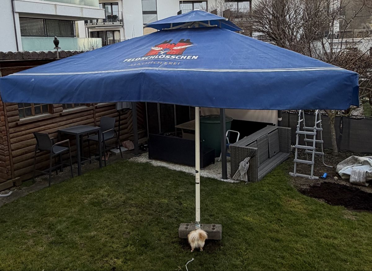 Feldschlösschen Ombrelloni: Grosser Sonnenschirm Feldschlösschen – Usato da Studen BE venduto da FLURIBOY1 5