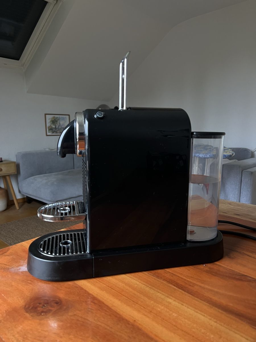 Nespresso Macchine per caffè & Macchine per espresso: Nespresso Kapselmaschine schwarz  – Usato da Zollikofen venduto da AdrianaKreuz98 1
