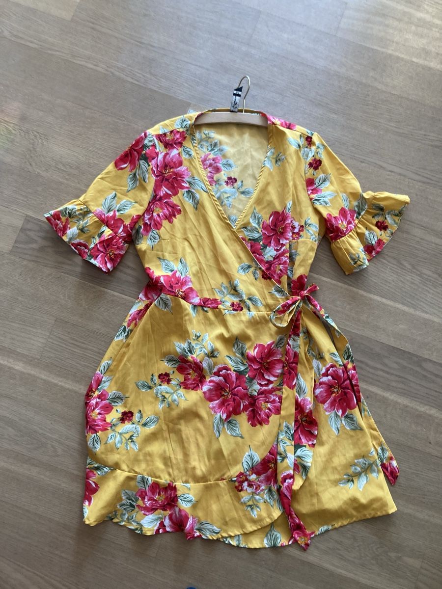 Kleider: Schönes Kleid passt bei 40/42 – Gebraucht aus Gutenswil von Miania04