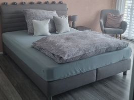 Bett mit Kopfteil 160x200 cm und Nachtisch guter Zustand
