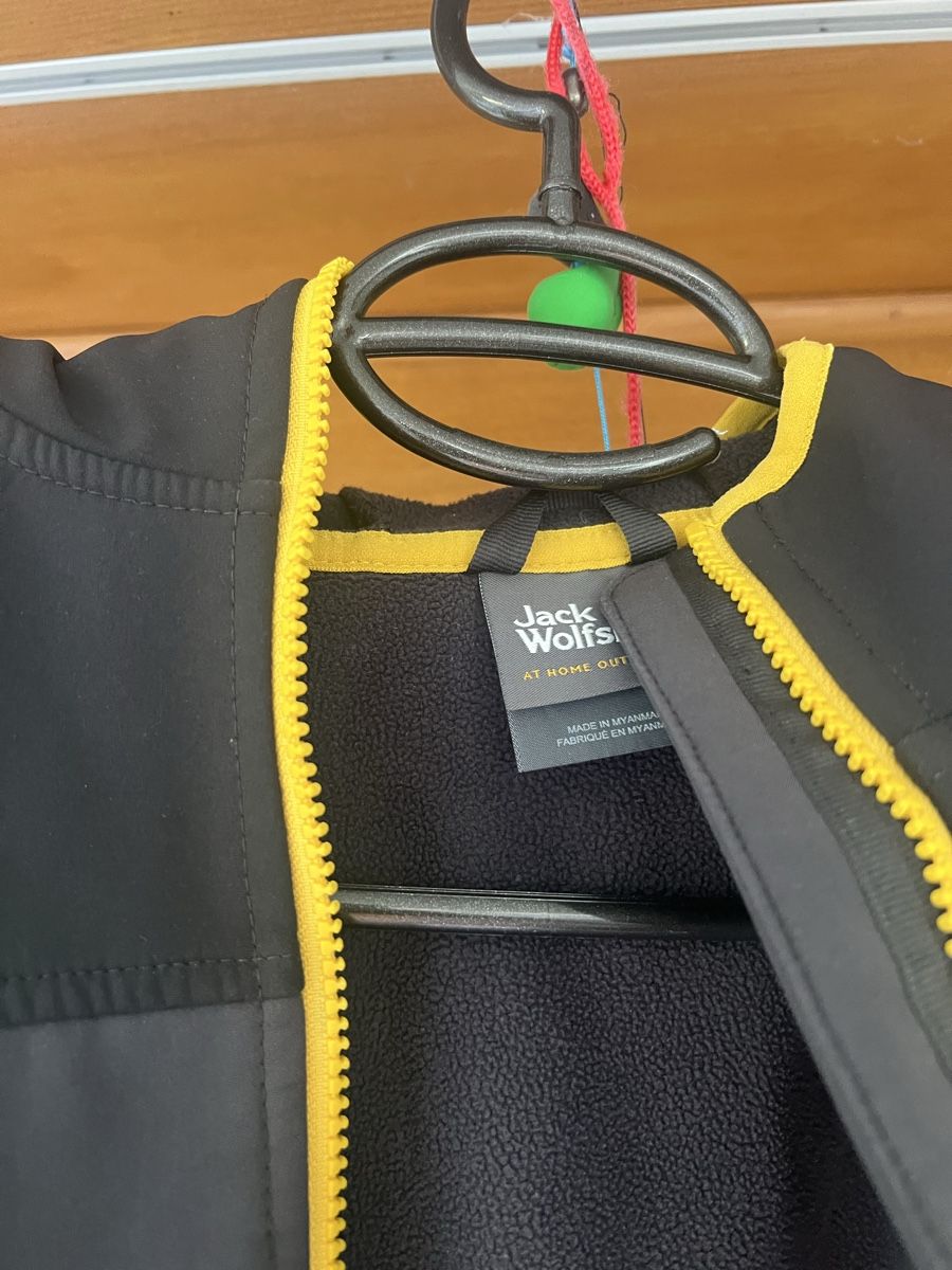 Giacche & Cappotti: Kinder Softshelljacke Jack Wolfskin Grösse 140 schwarz gelb  – Usato da Riedstätt venduto da est_5jwc