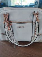 Weisse Handtasche von Guess mit goldenen Details👜