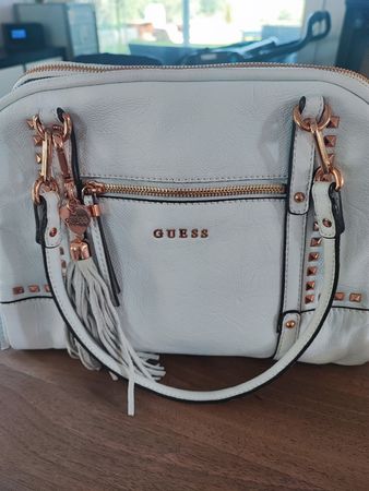 Weisse Handtasche von Guess mit goldenen Details👜