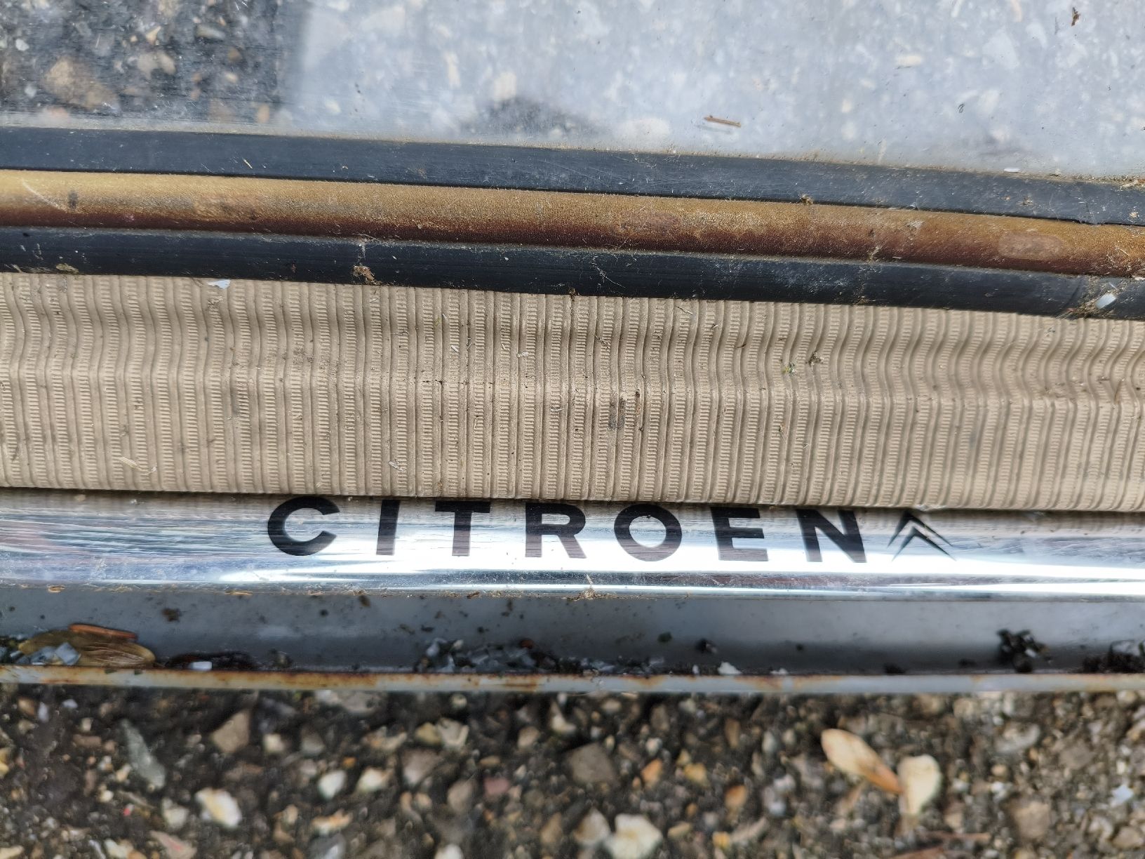 Citroën Tutti pezzi di ricambio auto: pare-brise et bâche Citroën 2cv – Usato da Court venduto da 2277