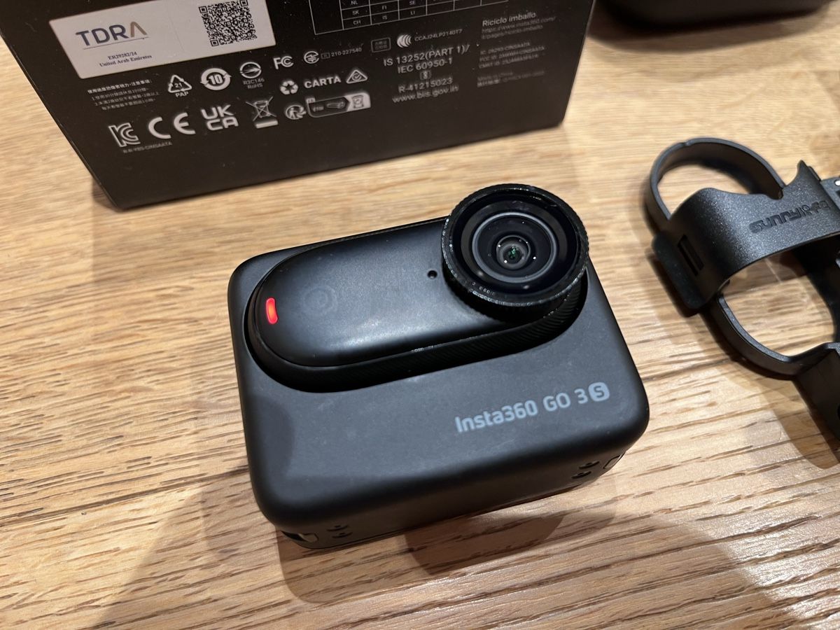 Insta360 Action Cam: Insta360 GO 3S mit Zubehör – Gebraucht aus Ernetschwil von m9d 2